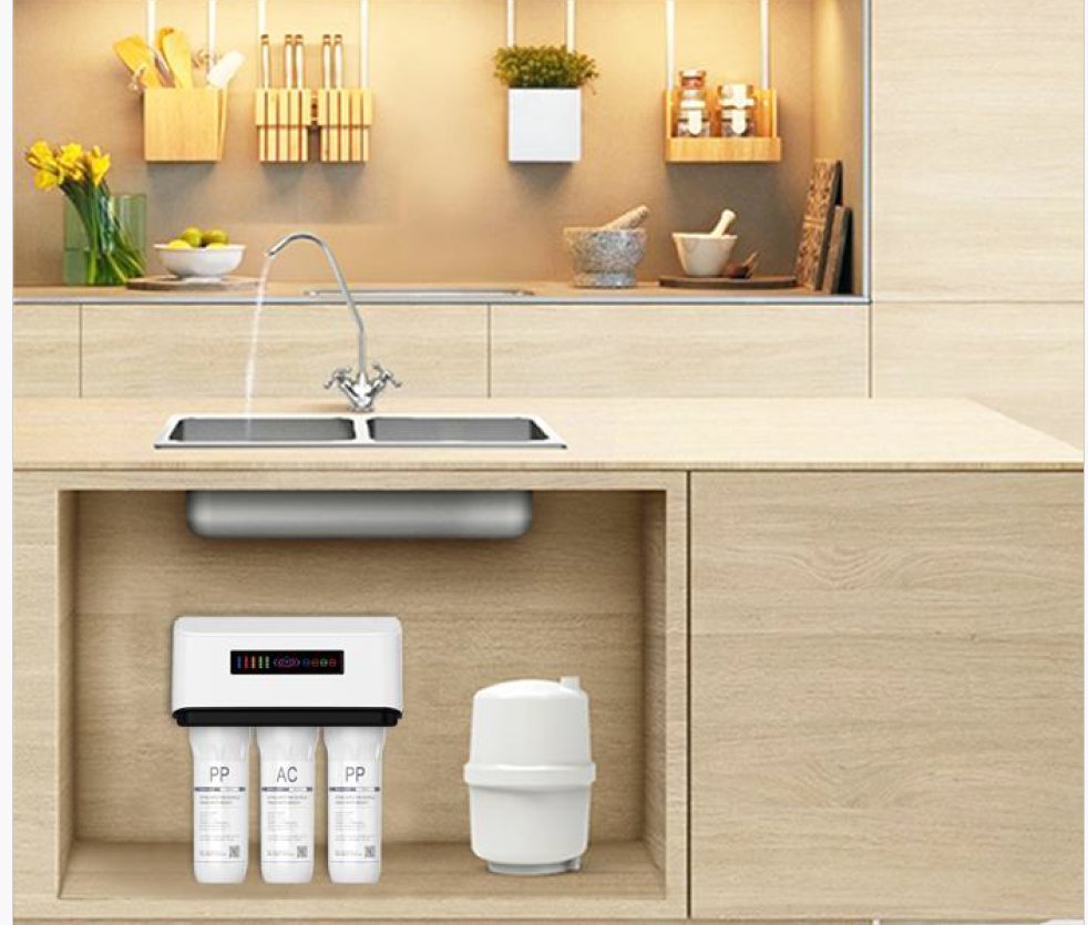 Equipo Cellflux One instalado bajo la tarja en cocina, con sus tres etapas de filtración visibles